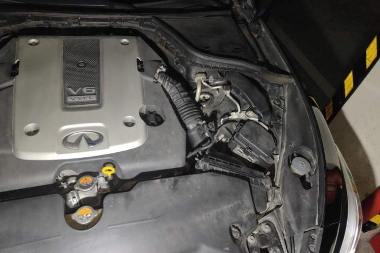 Used Infiniti Q50 2014 3.7L Comfort Edition Engine Bay Left