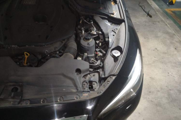 Used Infiniti Q50 2014 2.0T Luxury Edition Engine Bay Left