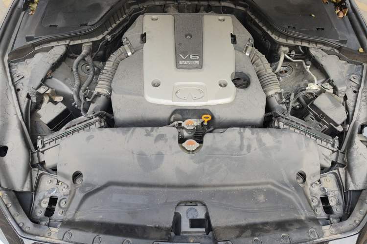 Used Infiniti Q50 2014 3.7L Luxury Sport Edition Engine Bay