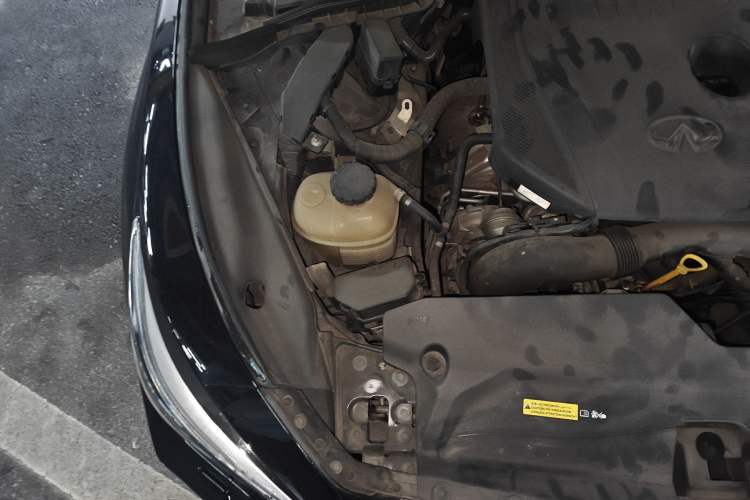 Used Infiniti Q50 2014 2.0T Luxury Sport Edition Engine Bay Right
