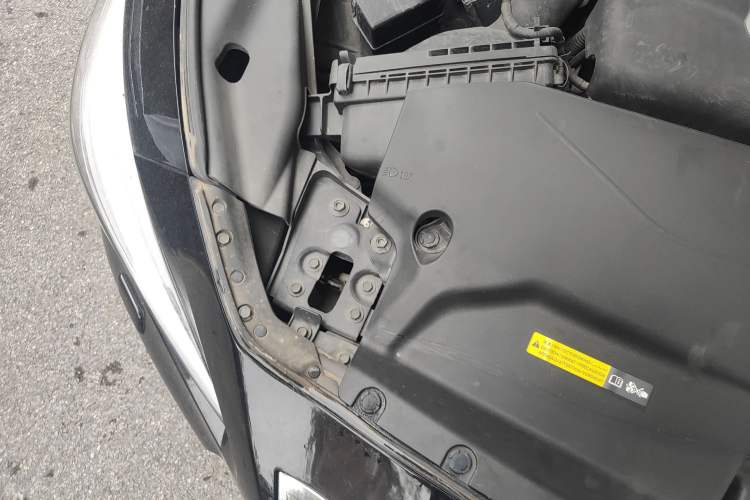 Used Infiniti Q50 2014 3.7L Comfort Edition Engine Bay Right