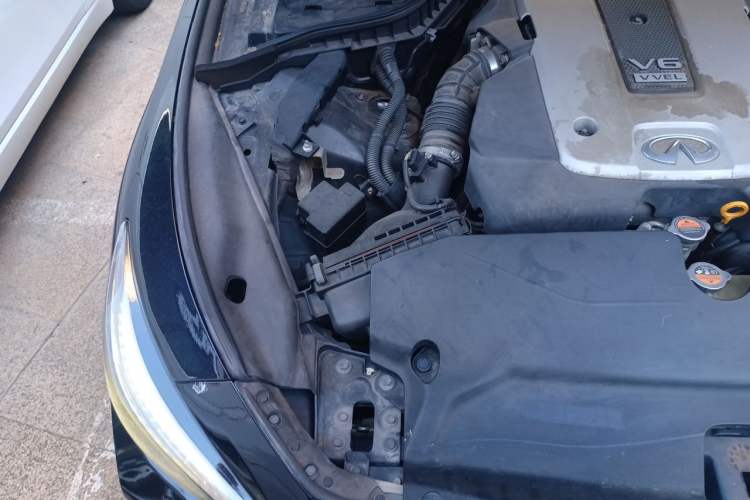 Used Infiniti Q50 2014 3.7L Luxury Sport Edition Engine Bay Right