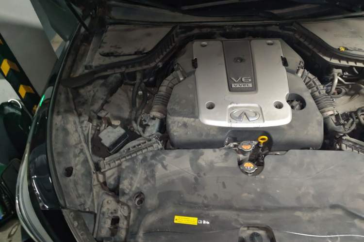 Used Infiniti Q50 2014 3.7L Comfort Edition Engine Bay Right