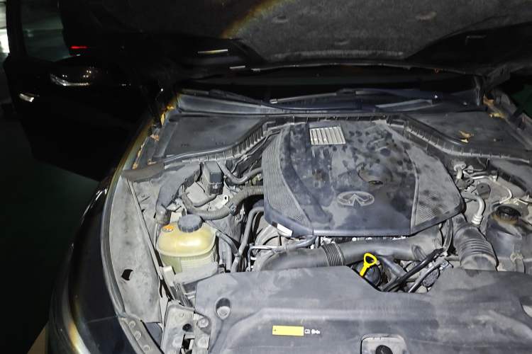 Used Infiniti Q50 2014 2.0T Luxury Edition Engine Bay Right