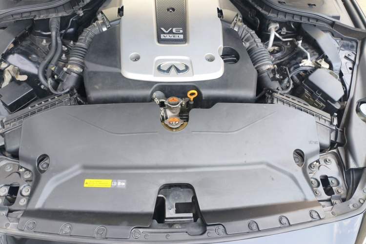 Used Infiniti Q50 2014 3.7L Comfort Edition Engine Bay