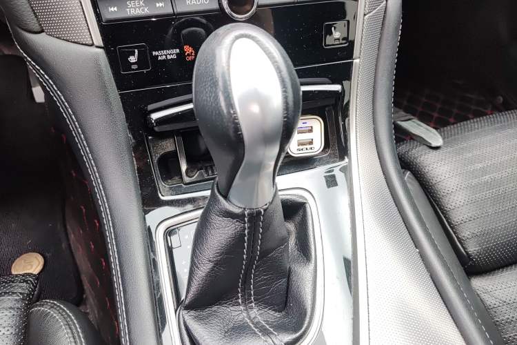 Used Infiniti Q50 2014 3.7L Luxury Edition Gear Lever