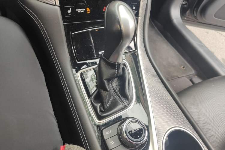 Used Infiniti Q50 2014 3.7L Comfort Edition Gear Lever