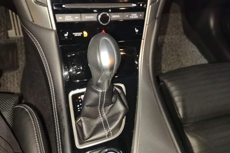 Used Infiniti Q50 2014 3.7L Luxury Sport Edition Gear Lever