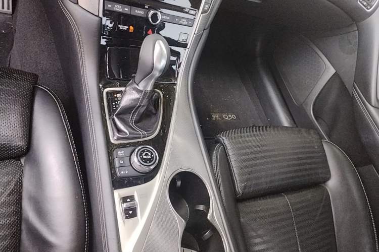 Used Infiniti Q50 2014 3.7L Luxury Sport Edition Gear Lever