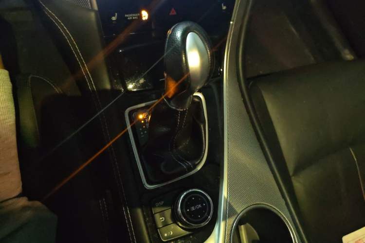Used Infiniti Q50 2014 3.7L Comfort Edition Gear Lever