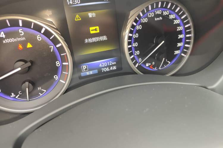 Used Infiniti Q50 2014 3.7L Comfort Edition Odometer Close Up