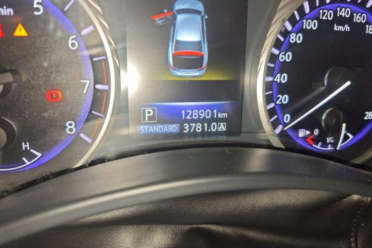 Used Infiniti Q50 2014 2.0T Comfort Edition Odometer Close Up