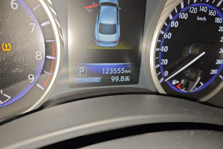 Used Infiniti Q50 2014 3.7L Comfort Edition Odometer Close Up