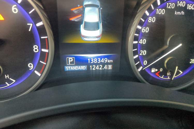 Used Infiniti Q50 2014 3.7L Luxury Sport Edition Odometer Close Up