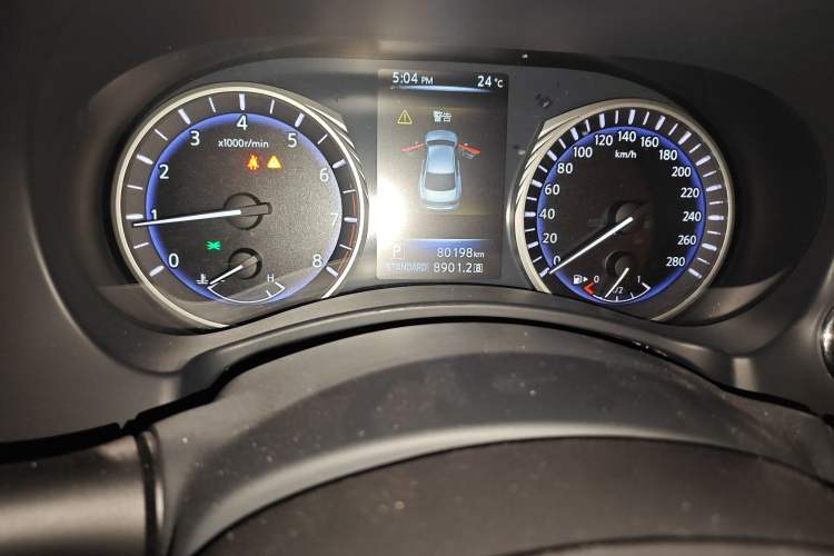 Used Infiniti Q50 2014 2.0T Luxury Edition Odometer Close Up