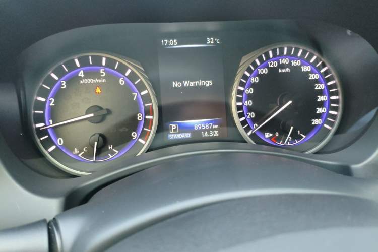 Used Infiniti Q50 2014 3.7L Comfort Edition Odometer Close Up