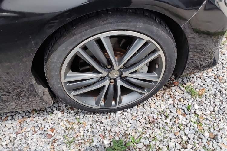 Used Infiniti Q50 2014 3.7L Luxury Edition Right Front Wheel Hub