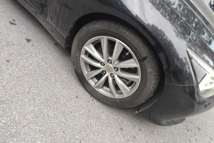 Used Infiniti Q50 2014 3.7L Comfort Edition Right Front Wheel Hub
