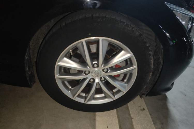Used Infiniti Q50 2014 3.7L Comfort Edition Right Front Wheel Hub