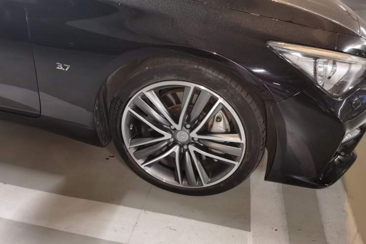 Used Infiniti Q50 2014 3.7L Luxury Sport Edition Right Front Wheel Hub