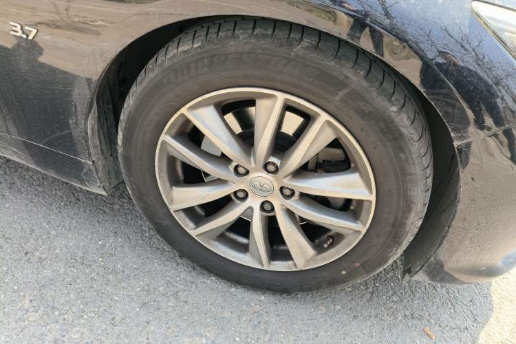 Used Infiniti Q50 2014 3.7L Comfort Edition Right Front Wheel Hub