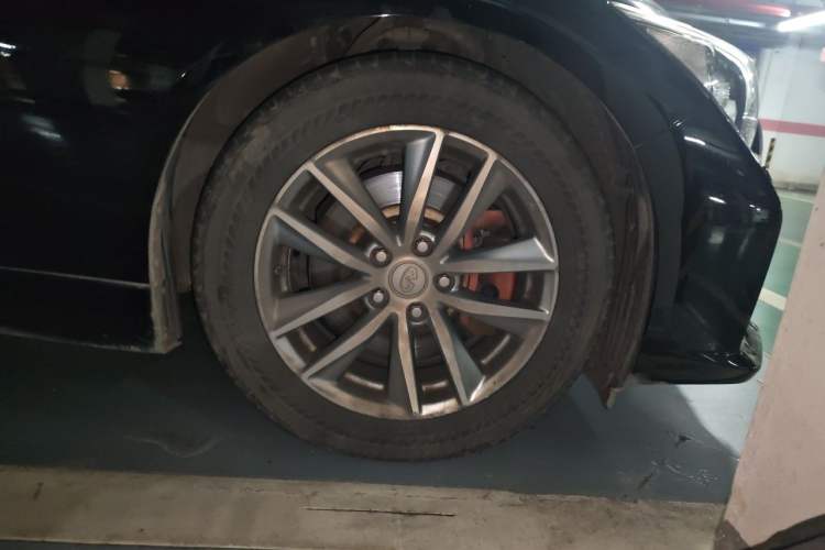 Used Infiniti Q50 2014 3.7L Comfort Edition Right Front Wheel Hub
