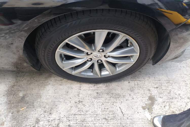 Used Infiniti Q50 2014 3.7L Comfort Edition Right Front Wheel Hub