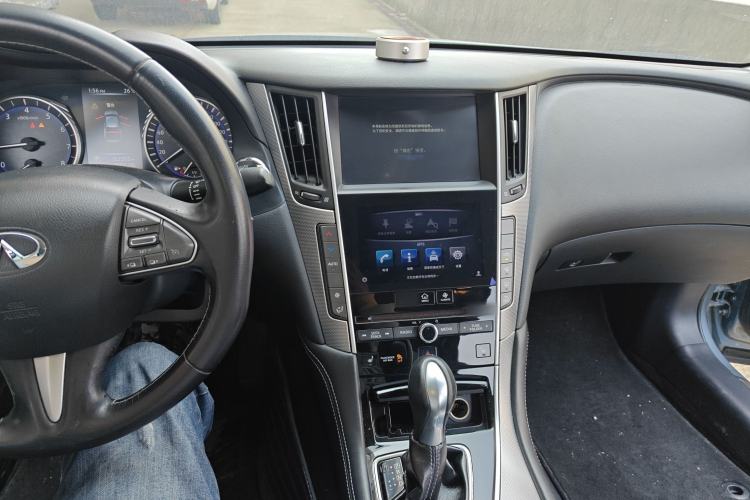 Used Infiniti Q50 2014 2.0T Luxury Edition Center Console