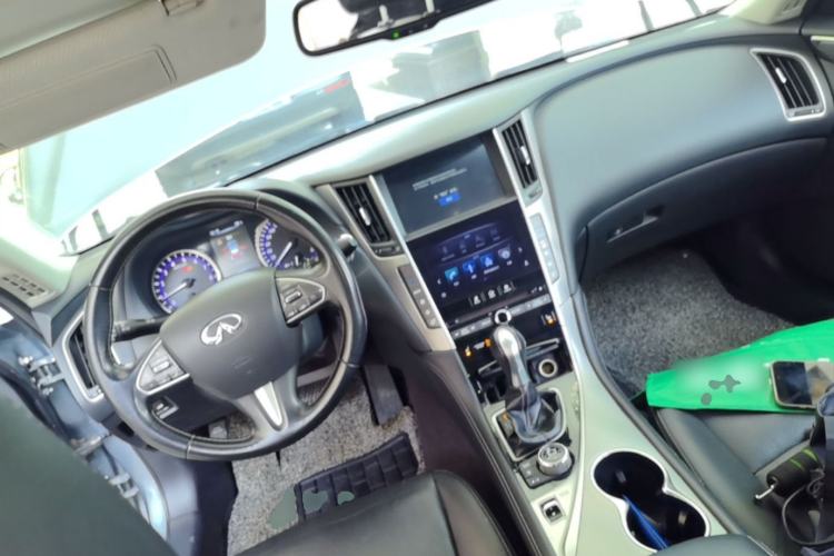Used Infiniti Q50 2014 3.7L Luxury Edition Center Console