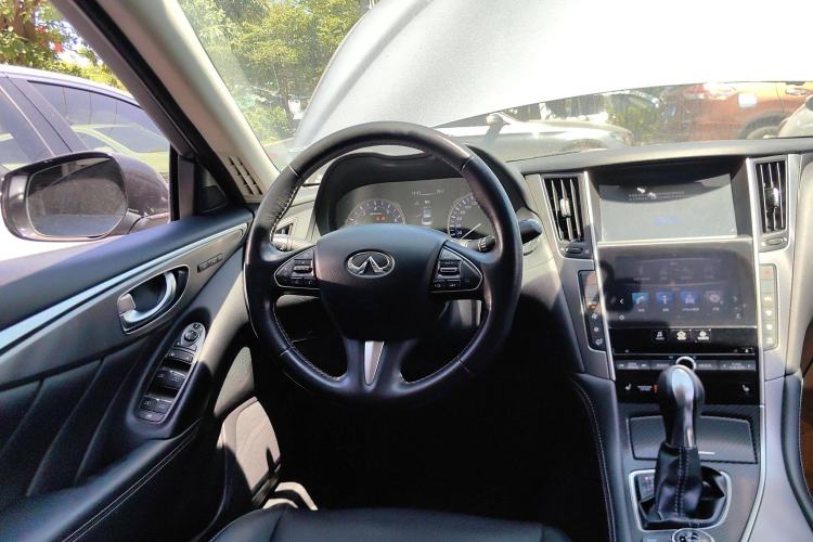 Used Infiniti Q50 2014 2.0T Luxury Edition Center Console