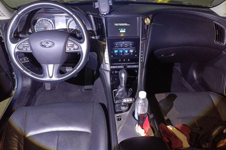 Used Infiniti Q50 2014 2.0T Luxury Edition Center Console