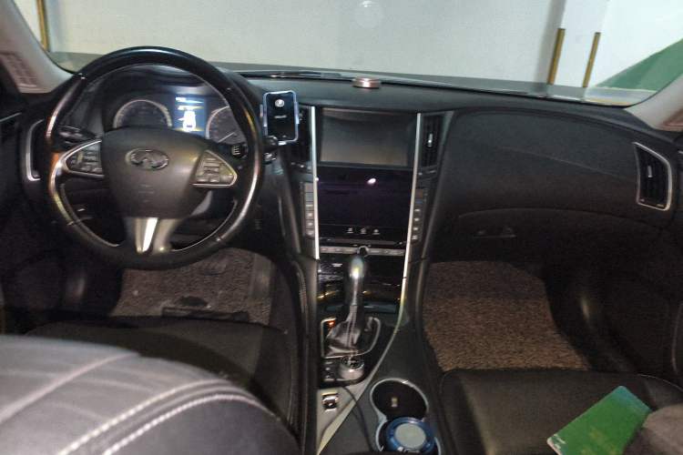 Used Infiniti Q50 2014 2.0T Comfort Edition Center Console