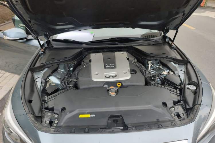 Used Infiniti Q50 2014 3.7L Comfort Edition Engine Bay