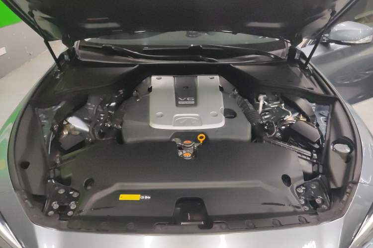 Used Infiniti Q50 2014 3.7L Comfort Edition Engine Bay