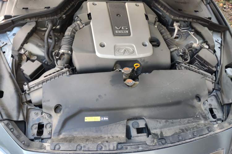 Used Infiniti Q50 2014 3.7L Luxury Sport Edition Engine Bay