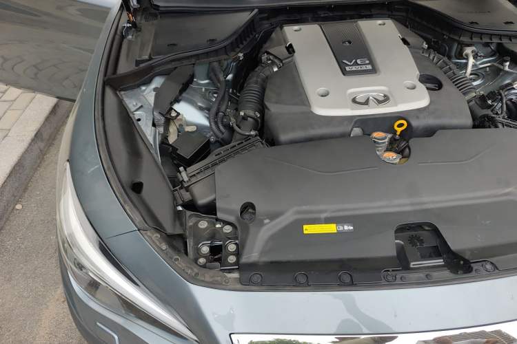 Used Infiniti Q50 2014 3.7L Comfort Edition Engine Bay Right