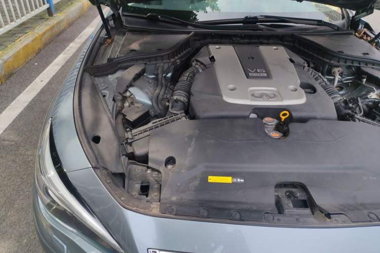 Used Infiniti Q50 2014 3.7L Comfort Edition Engine Bay Right