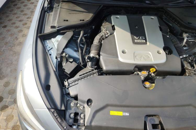 Used Infiniti Q50 2014 3.7L Luxury Edition Engine Bay Right