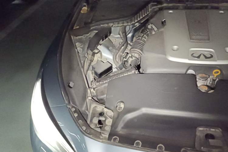 Used Infiniti Q50 2014 3.7L Comfort Edition Engine Bay Right