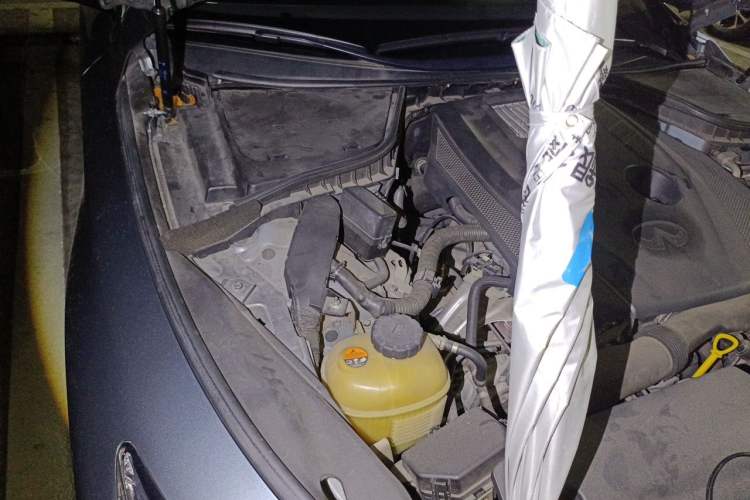 Used Infiniti Q50 2014 2.0T Luxury Edition Engine Bay Right