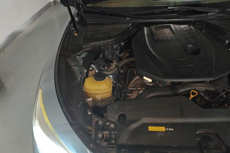 Used Infiniti Q50 2014 2.0T Comfort Edition Engine Bay Right