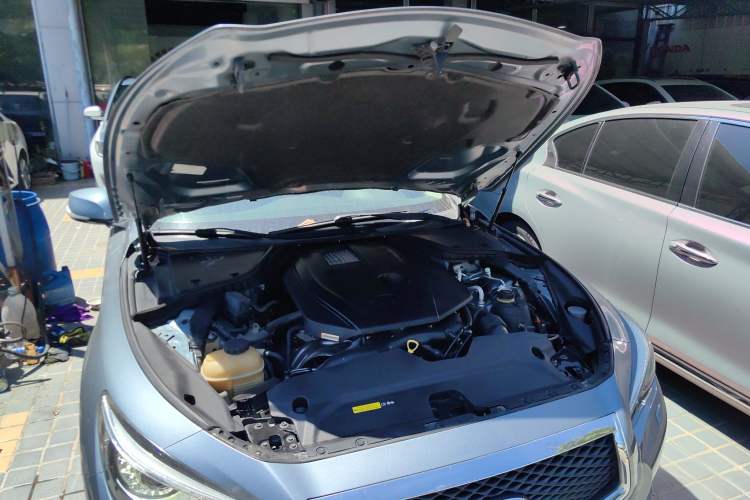 Used Infiniti Q50 2014 2.0T Luxury Edition Engine Bay