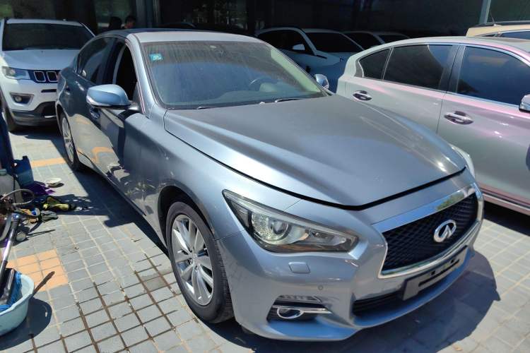 Used Infiniti Q50 2014 2.0T Luxury Edition Front Right 45 Deg