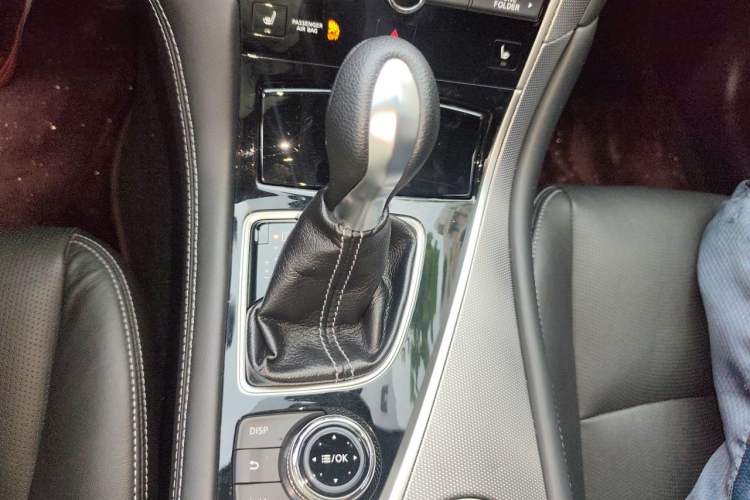 Used Infiniti Q50 2014 3.7L Comfort Edition Gear Lever