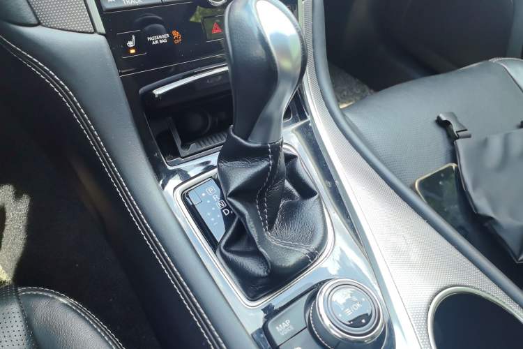 Used Infiniti Q50 2014 3.7L Luxury Edition Gear Lever