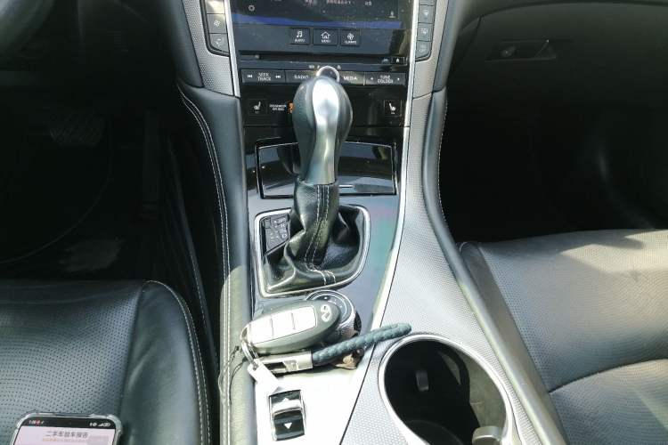 Used Infiniti Q50 2014 2.0T Luxury Edition Gear Lever