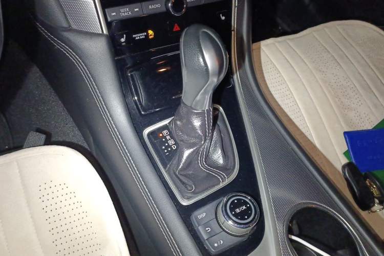 Used Infiniti Q50 2014 3.7L Comfort Edition Gear Lever