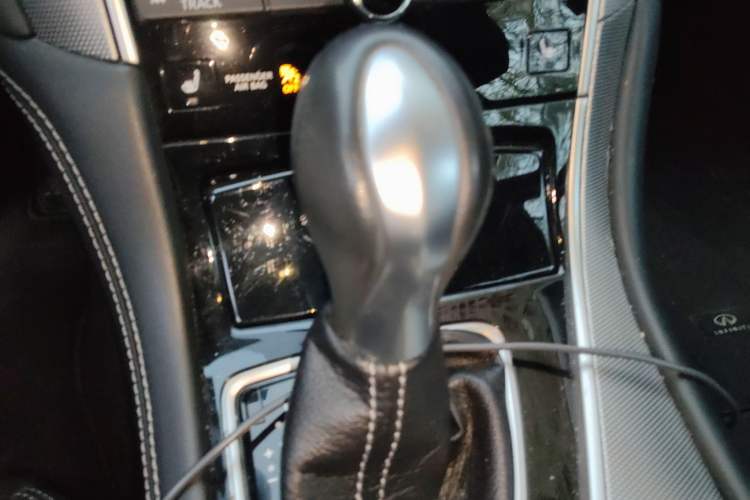 Used Infiniti Q50 2014 3.7L Comfort Edition Gear Lever