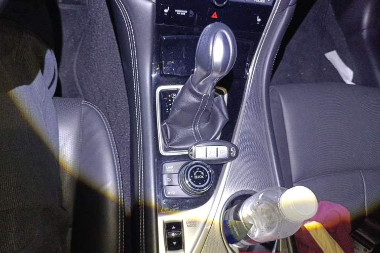 Used Infiniti Q50 2014 2.0T Luxury Edition Gear Lever