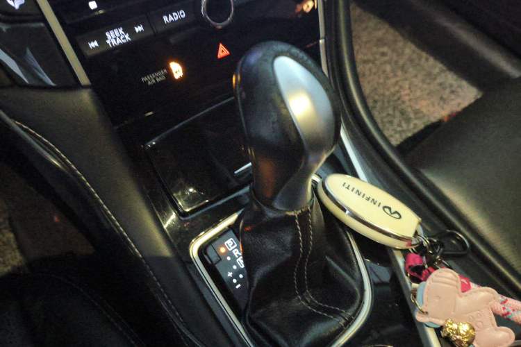 Used Infiniti Q50 2014 2.0T Comfort Edition Gear Lever